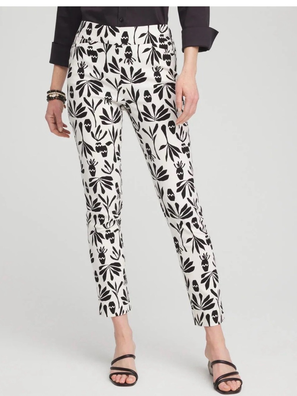 Chicos women’s Brigitte Artisan Print Ankle Pants size 12 black and white